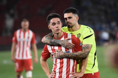 Miguel de la Fuente consolando a Sergio Arribas tras perder la final del Play Off.