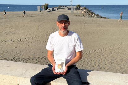Emilio Belmonte, con su novela ‘Cómo se filma un unicornio’ en Almería.