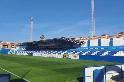 La grada principal de El Rubial va a sufrir modificaciones este verano.