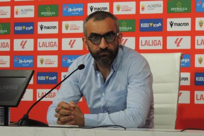 Mohamed El Assy, director general del Almería, presentó a García Pimienta.