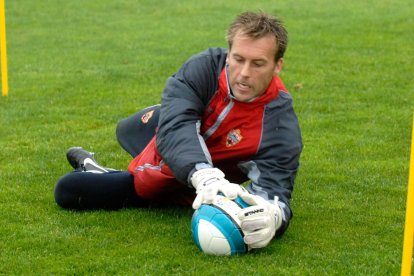 Westerveld entrenando en el Municipal Juan Rojas con el Almería, en 2007.