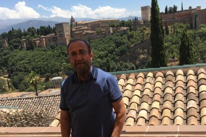 El escritor almeriense reivindica la enfermedad en su libro.