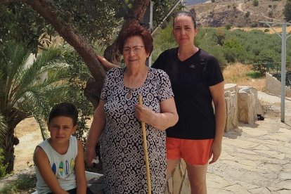 Sandra en su casa en la Venta del Chocolate, junto con su madre y su hijo