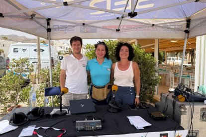 De derecha a izquierda: la edil de Cultura del Ayuntamiento de Mojácar, Noemí Linares; Maritza Cabrera de Neptuno Mojácar y el periodista y presentador de SER Levante, Guillermo Mirón.