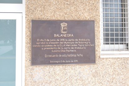 Placa conmemorativa por la independencia del municipio.