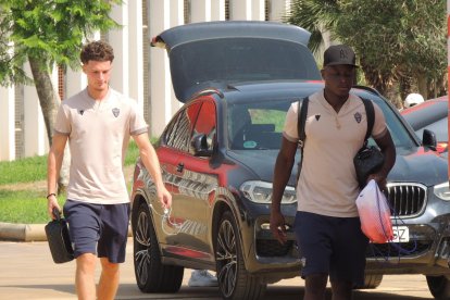 Dzodic y Lopy camino del autobús el pasado viernes para viajar a Marbella.