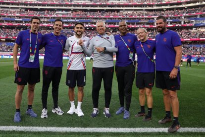 Con los componentes del cuerpo técnico de USA.