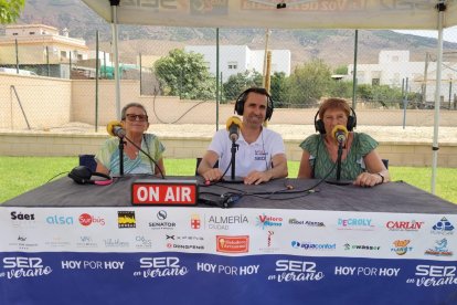 María Morón y Trini Góngora, pregoneras de las fiestas del Cristo de la Luz de septiembre, junto a Fran García en el set de Cadena SER