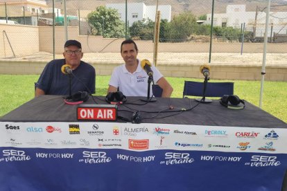 Antonio Zamora Góngora, concejal de Agricultura y Medioambiente de Dalías, junto a Fran García en el set de Cadena SER