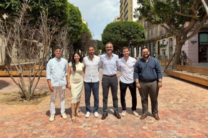 Los cinco nuevos representantes de Nuevas Generaciones Almería en la Ejecutiva Nacional del PP, junto a Ramón Fernández-Pacheco, en el Paseo de Almería.