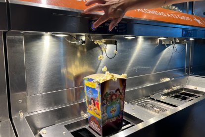 El sistema de autoservicio de palomitas de Kinépolis Almería Mediterráneo.