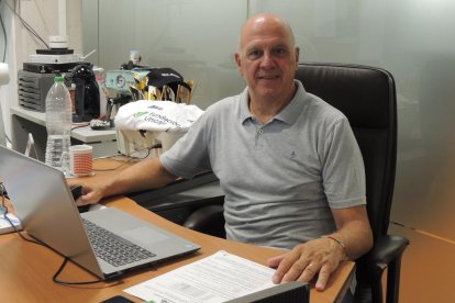 Axel Mondi con La Voz de Almería en el despacho de Unicaja Costa de Almería, en el Pabellón Moisés Ruiz.