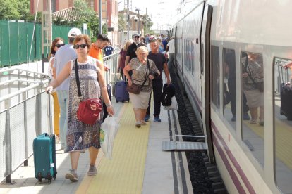 Viajeros al penúltimo tren Almería-Madrid por Linares-Baeza, que salió pasadas las 16:30 horas.