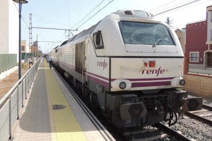 Dos locomotoras 334 diésel en cabeza. La maquinista Ana Gil llevó el Talgo hacia Madrid.