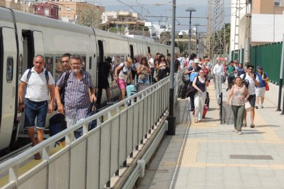 Los últimos pasajeros del Intercity Madrid-Almería en la estación de Huércal-Viator. Llegaron con 20 minutos de retraso.
