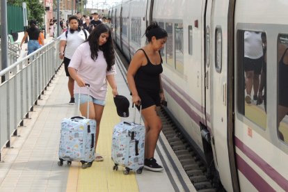 Subiendo a los coches de cabeza, de clase Turista Plus, para viajar a Madrid en el Intercity.