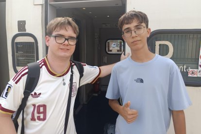 Eric y Abel junto al coche 2 del último Talgo que salió de Almería rumbo a Madrid Chamartín.
