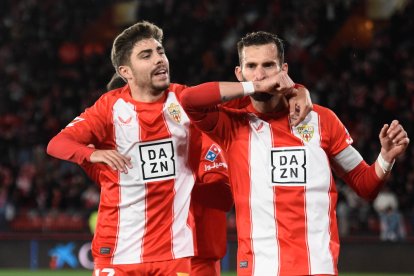 Con Leo Baptistao celebrando uno de los goles de la temporada 2024-2025, su última en el equipo.