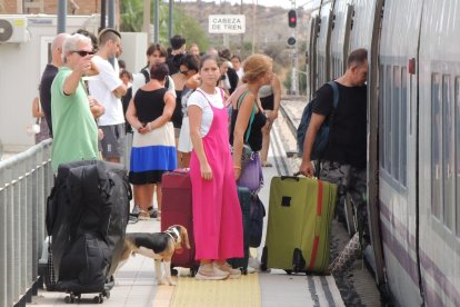 Los viajeros cambiarán la comodidad del tren por un largo viaje hasta Linares en autocar.