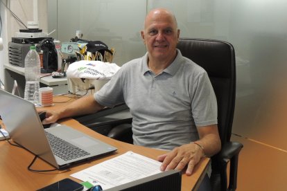 En su despacho del Pabellón Moisés Ruiz para llevar al día la agenda de Unicaja Costa de Almería.