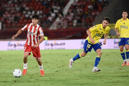 Quim Junyent es la gran noticia para el Almería por su versatilidad.