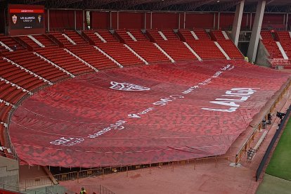 La lona que tapará los dos fondos mientras duren las obras del Estadio Mediterráneo.