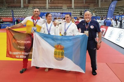 Las judocas albojenses posan junto a sus entrenadores tras la Copa de Europa.