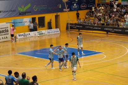 El conjunto celeste celebrando uno de sus goles ante Córdoba.