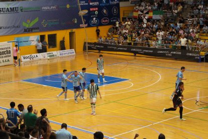 El conjunto celeste celebrando uno de sus goles ante Córdoba.
