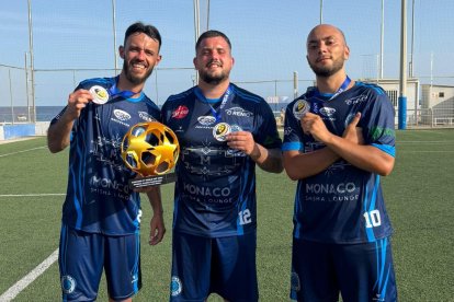 Ramiro, Palermo y Pepe con el trofeo en Barcelona.