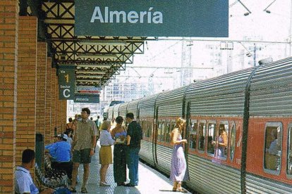 El Talgo III estacionado en la vía 1 de la capital almeriense antes de partir hacia Madrid.