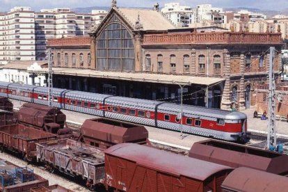 La antigua estación de Almería con la playa de vías repleta de mercancías y con el Talgo III.