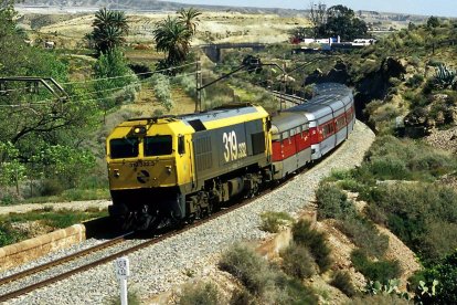 Otro Talgo III con la locomotora 319 diésel, que se quedaba en Linares-Baeza.