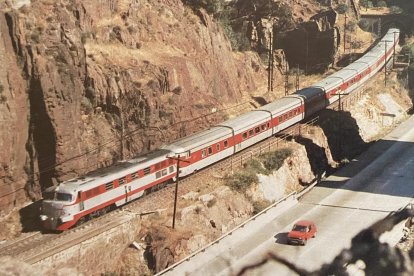 Pasando por Despeñaperros con destino Madrid-Chamartín en el año 1996.