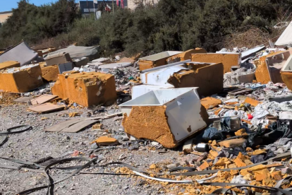 Acumulación de basura, muebles y escombros entre el Sector 20 y la rambla del Andarax