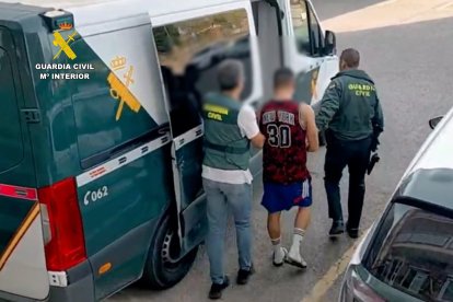 La Guardia Civil detiene a un varón por robo de productos fitosanitarios.