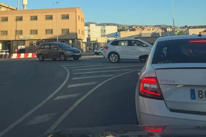 Paciencia para poder avanzar a primera hora de la mañana por la rotonda de La Goleta.