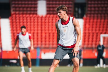 Mihailo Radic se ejercitó con el primer equipo en el mes de agosto mientras llegaba un lateral izquierdo.