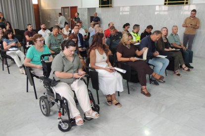 Sala completamente llena para la presentación de la III Carrera de la Guardia Civil.
