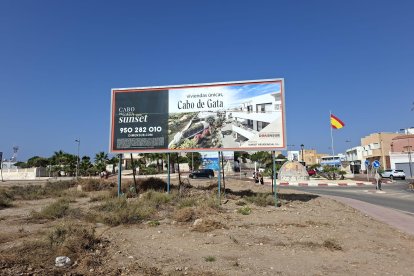 Cartel de la obra en Cabo de Gata.