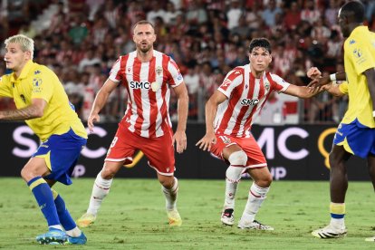 Rodrigo Ely y Bonini en el Almería (3-2) Cádiz en el Estadio de los Juegos Mediterráneos.