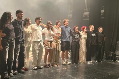 Víctor Monte al término de su concierto rodeado de sus invitados y amigos.