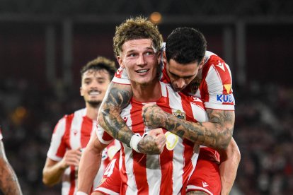 El serbio Dzodic celebra su gol en casa al Eldense.