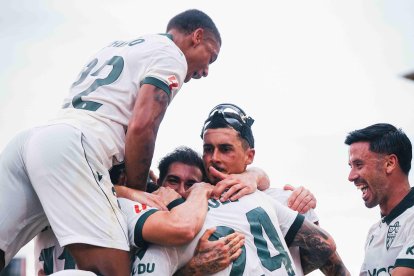 Momento de la celebración del gol con Miguel de la Fuente.