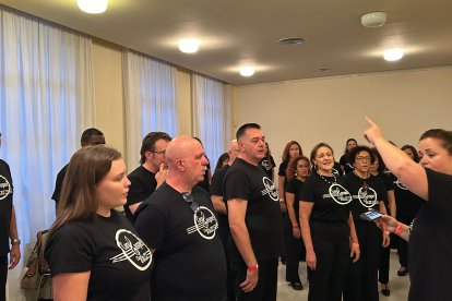 El Coro Gospel de ClasiJazz calentando la voz.