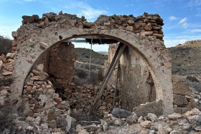 Uno de los arcos que queda todavía en pie de la estructura del Cortijo La Unión.