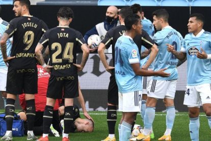 Momento de la lesión de Rodrigo Ely en el Celta-Alavés, disputado en diciembre de 2020.