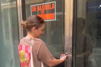 Alejandra Belmonte tras recibir las llaves del local que acaba de alquilar para 'Albale'.