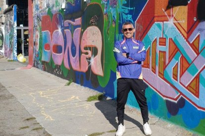 Eloy Ramos junto al Muro de Berlín.