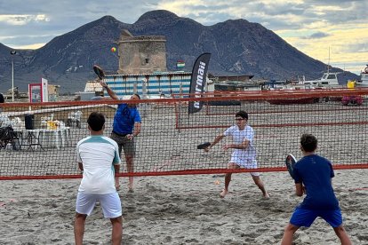 En Cabo de Gata, donde pasa los veranos entrenando y compitiendo.